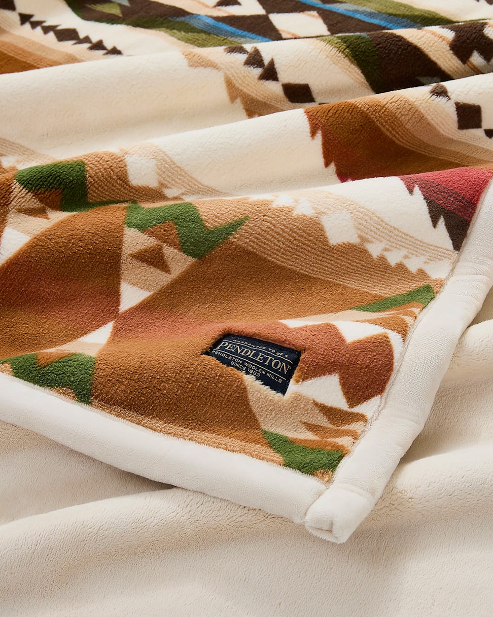 PENDLETON PLUSH REVERSIBLE THROW