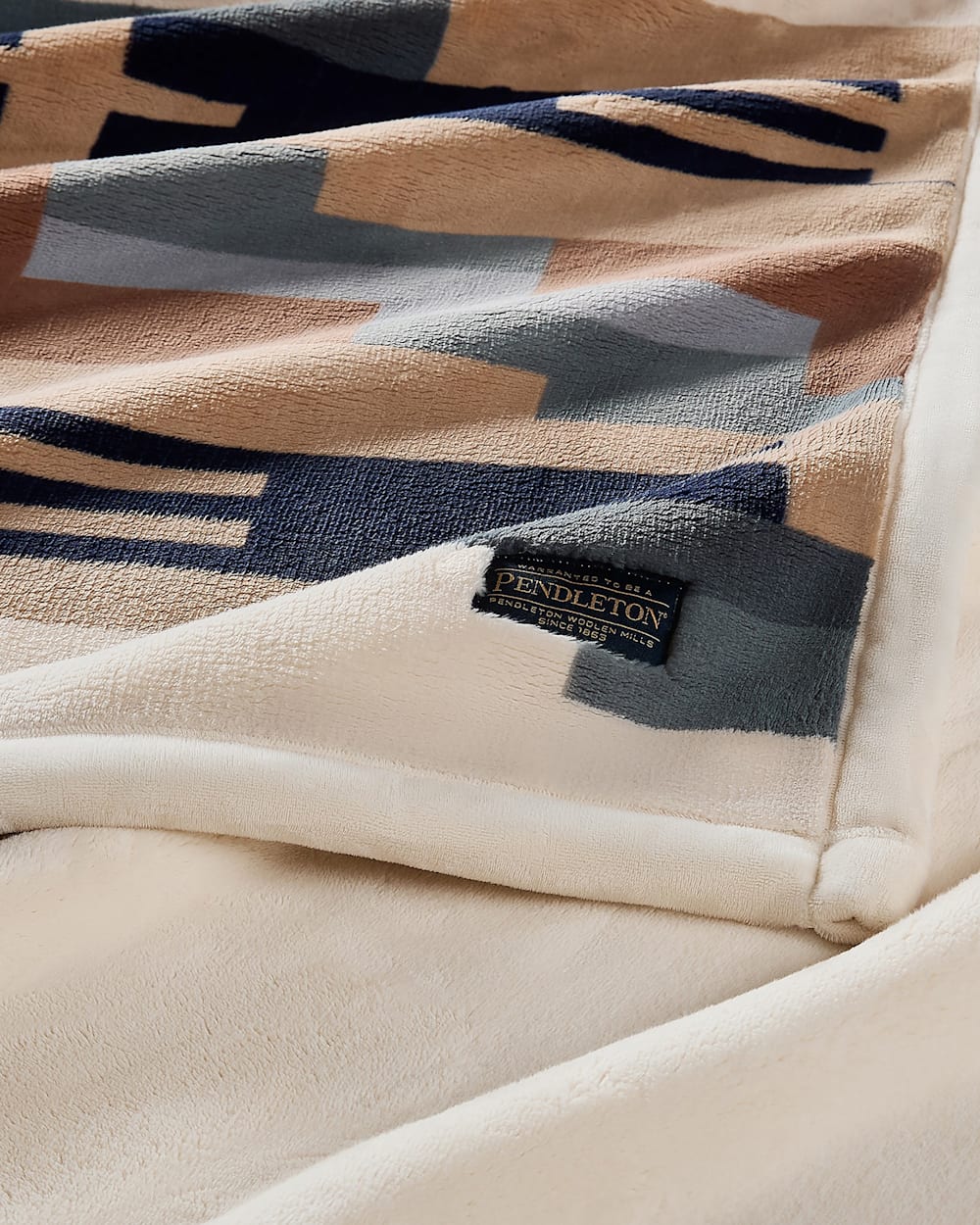 PENDLETON PLUSH REVERSIBLE THROW