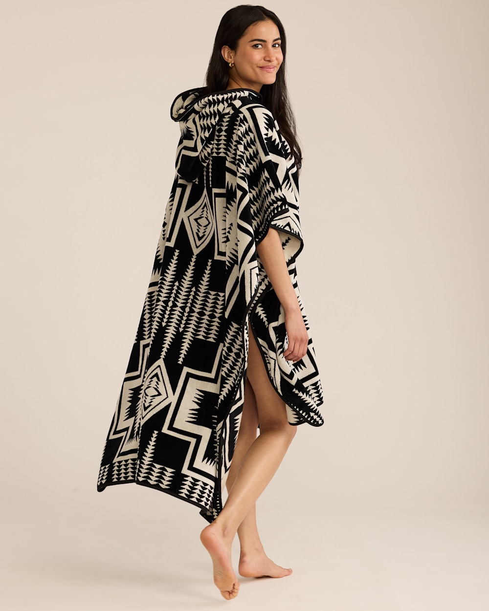 PENDLETON HARDING ADULT HOODED TOWEL