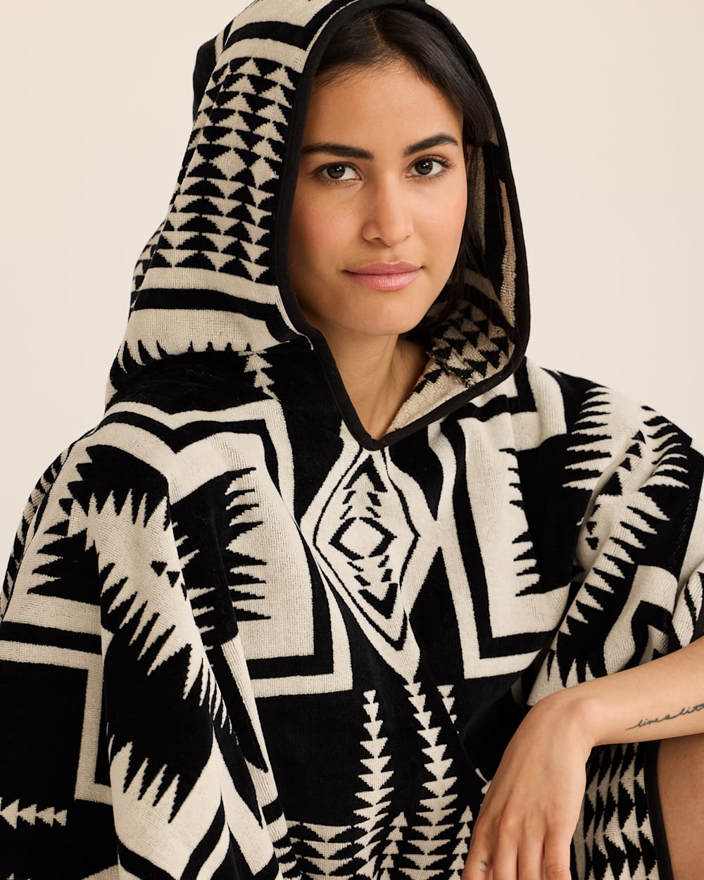 PENDLETON HARDING ADULT HOODED TOWEL