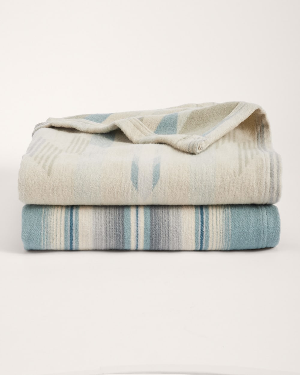 PENDLETON WYETH FALLS/STRIPE ORGANIC COTTON THROW GIFT PACK